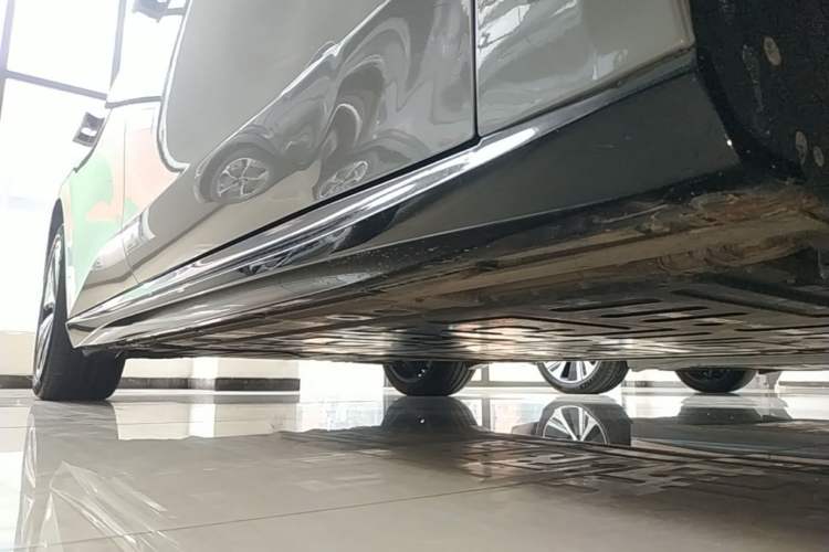 Used Nio ET5T 2025 75 kWh Touring Right Side Sill