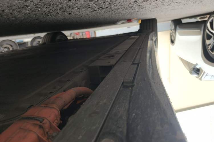 Used Nio ET5T 2025 75 kWh Touring Right Side Sill