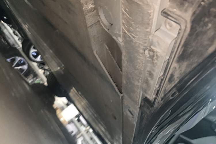 Used Nio ET5T 2025 75 kWh Touring Right Side Sill