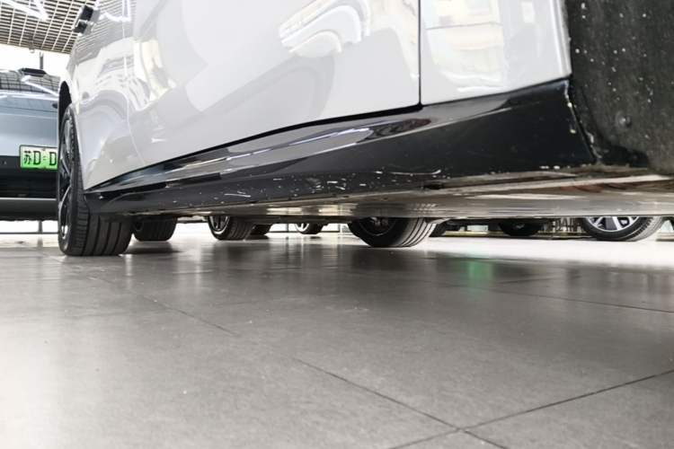 Used Nio ET5T 2025 75 kWh Touring Right Side Sill