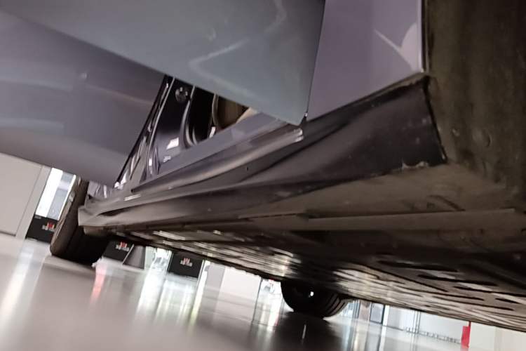 Used Nio ET5T 2025 75 kWh Touring Right Side Sill