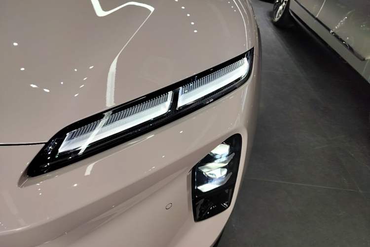 Used Nio ET5T 2025 75 kWh Touring Left Front Headlight