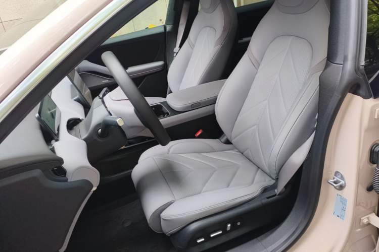 Used Nio ET5T 2025 75 kWh Touring Left Front Seat