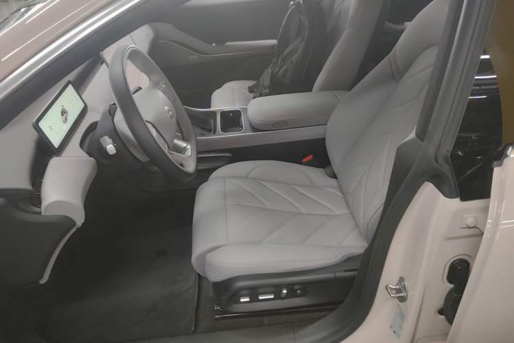 Used Nio ET5T 2025 75 kWh Touring Left Front Seat