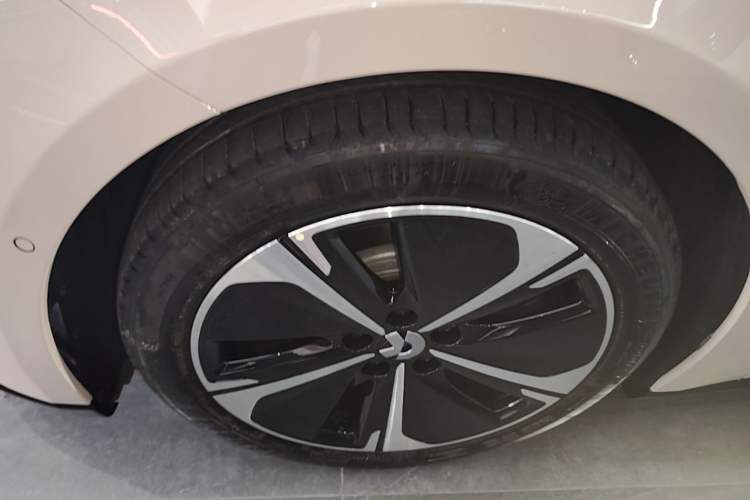 Used Nio ET5T 2025 75 kWh Touring Left Front Wheel Hub