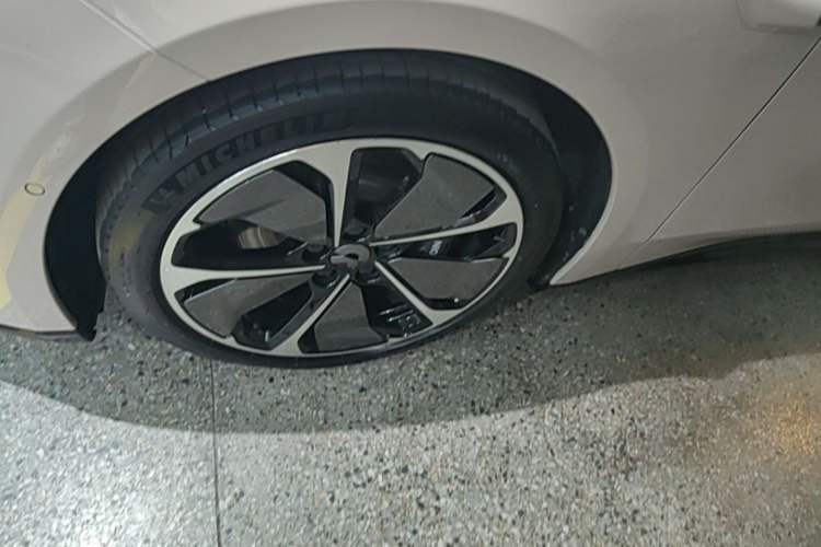 Used Nio ET5T 2025 75 kWh Touring Left Front Wheel Hub