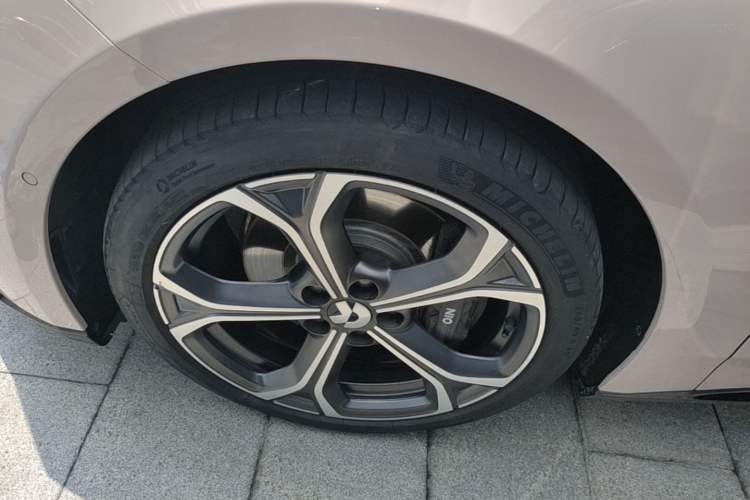 Used Nio ET5T 2025 75 kWh Touring Left Front Wheel Hub