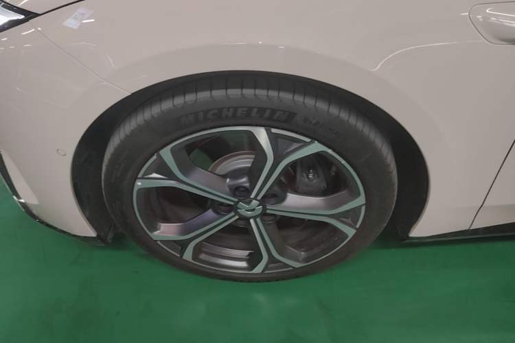 Used Nio ET5T 2025 75 kWh Touring Left Front Wheel Hub