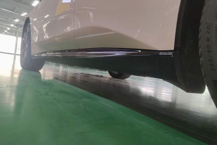 Used Nio ET5T 2025 75 kWh Touring Left Side Sill