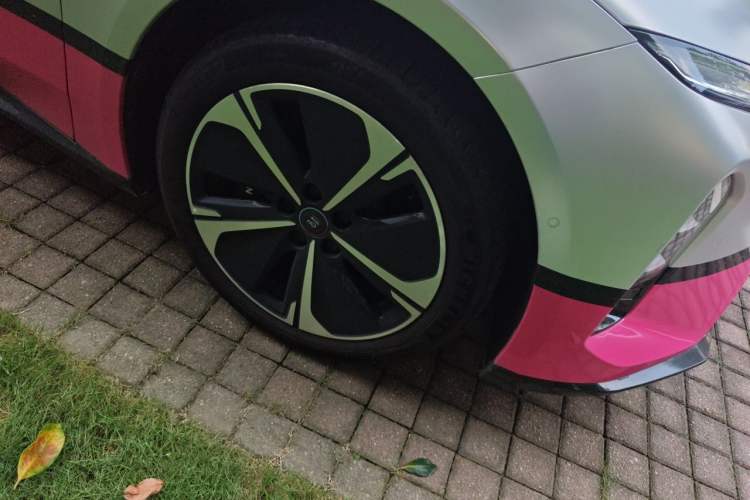 Used Nio ET5T 2025 75 kWh Touring Right Front Wheel Hub