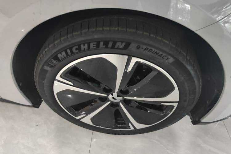 Used Nio ET5T 2025 75 kWh Touring Right Front Wheel Hub