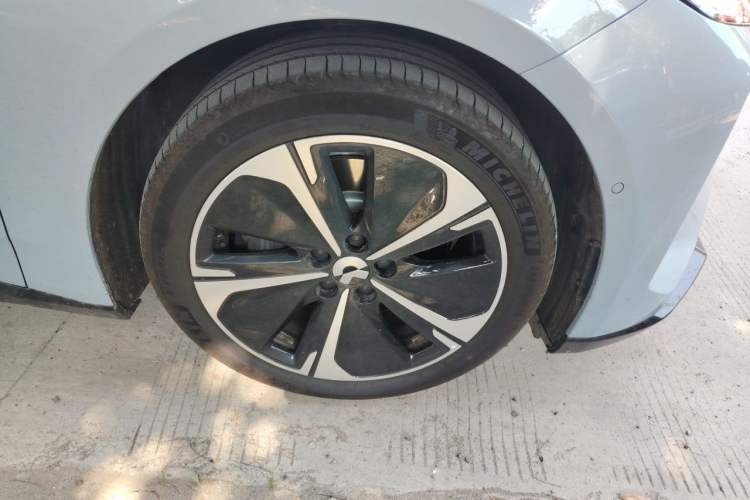 Used Nio ET5T 2025 75 kWh Touring Right Front Wheel Hub