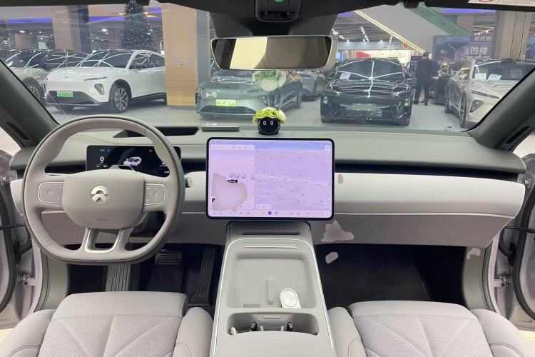 Used Nio ET5T 2025 75 kWh Touring Center Console