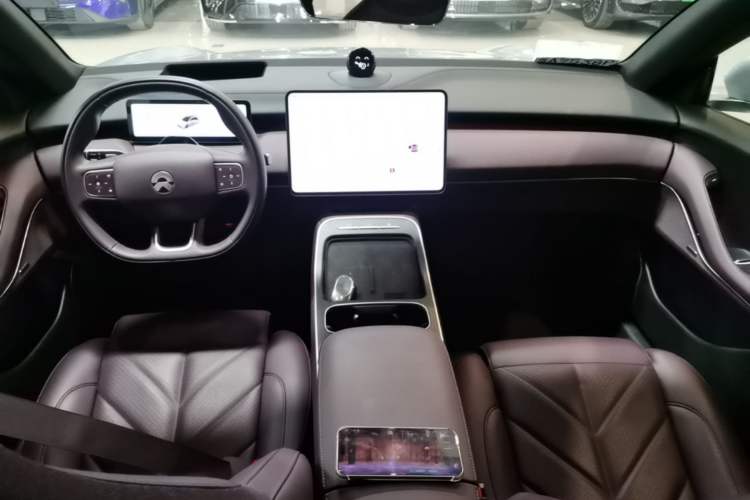 Used Nio ET5T 2025 75 kWh Touring Center Console
