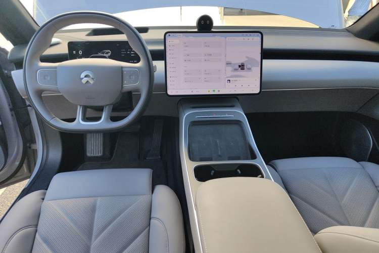 Used Nio ET5T 2025 75 kWh Touring Center Console