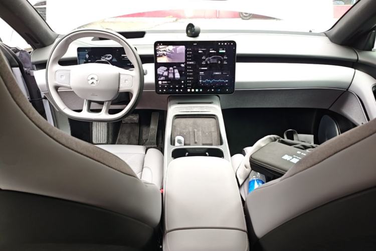 Used Nio ET5T 2025 75 kWh Touring Center Console