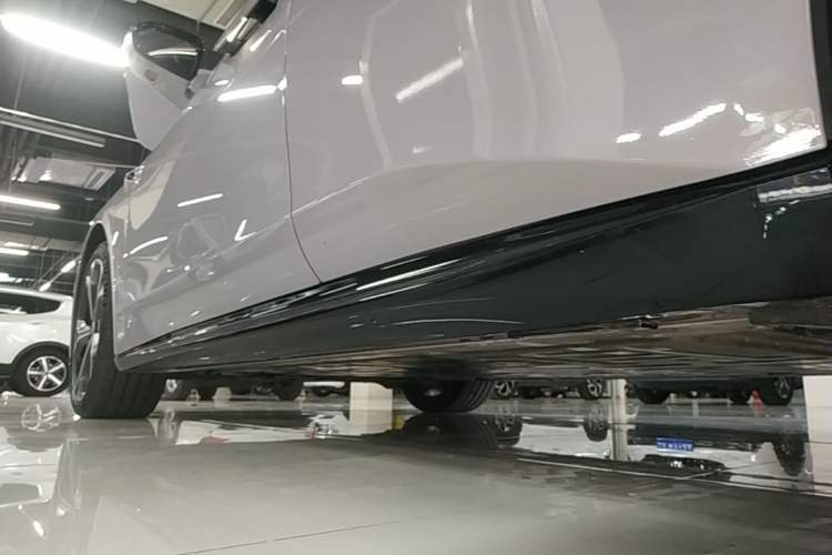 Used Nio ET5T 2025 75 kWh Touring Left Side Sill
