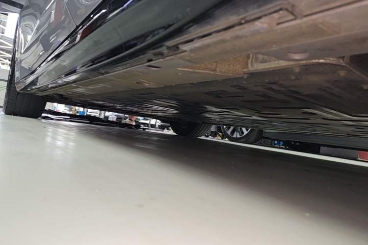 Used Nio ET5T 2025 75 kWh Touring Left Side Sill
