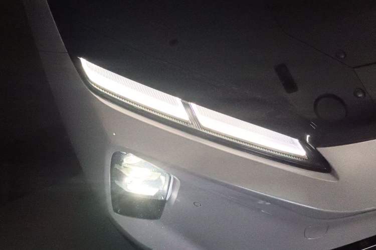 Used Nio ET5T 2025 75 kWh Touring Right Front Headlight