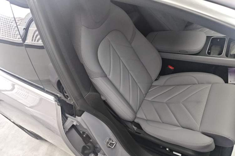 Used Nio ET5T 2025 75 kWh Touring Right Front Seat
