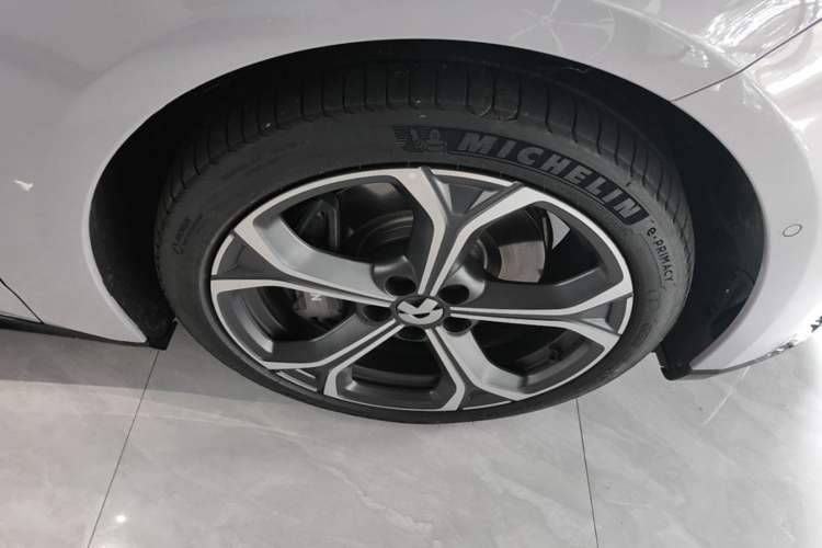 Used Nio ET5T 2025 75 kWh Touring Right Front Wheel Hub