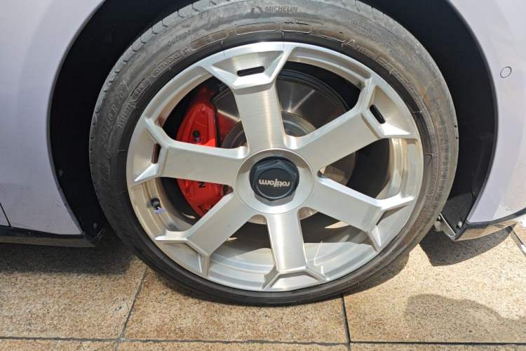 Used Nio ET5T 2025 75 kWh Touring Right Front Wheel Hub
