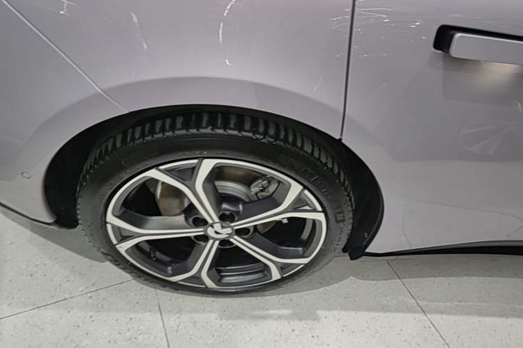 Used Nio ET5T 2025 75 kWh Touring Right Rear Wheel Hub