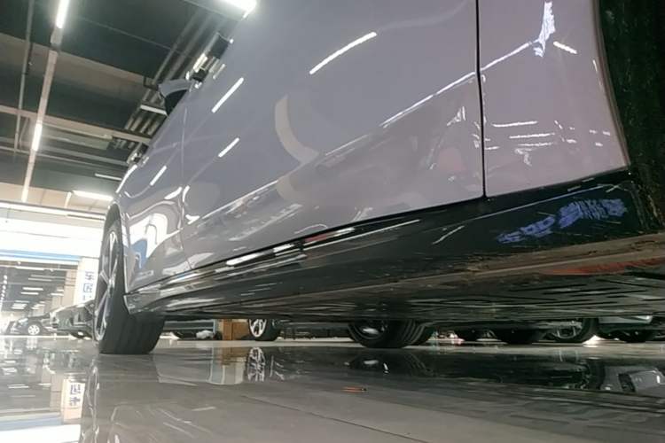 Used Nio ET5T 2025 75 kWh Touring Right Side Sill