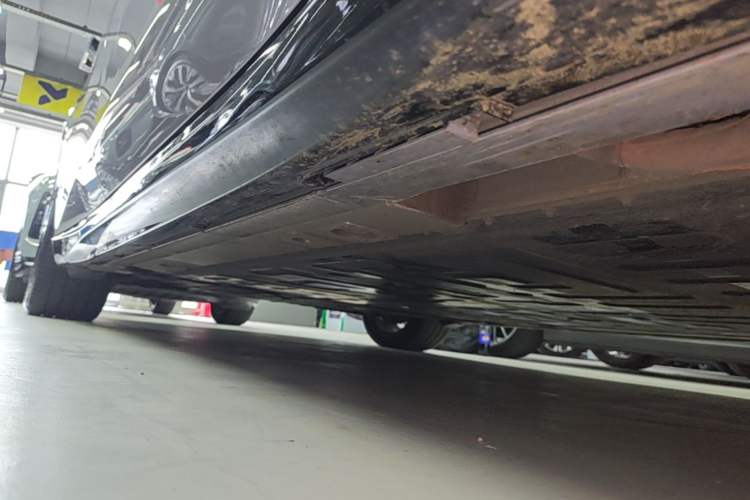 Used Nio ET5T 2025 75 kWh Touring Right Side Sill