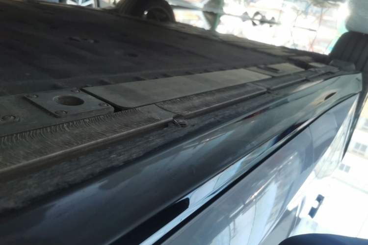 Used Nio ET5T 2025 75 kWh Touring Right Side Sill