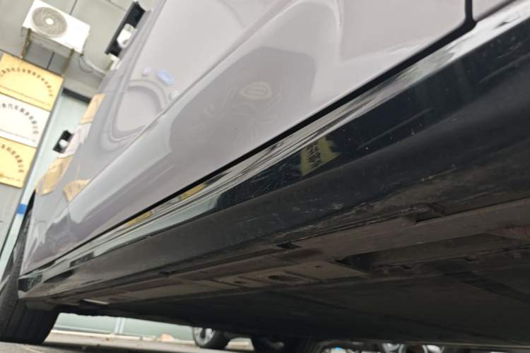 Used Nio ET5T 2025 75 kWh Touring Right Side Sill