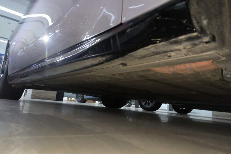 Used Nio ET5T 2025 75 kWh Touring Right Side Sill