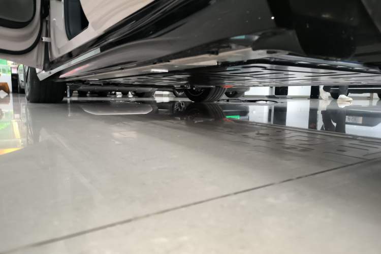 Used Nio ET5T 2025 75 kWh Touring Left Side Sill