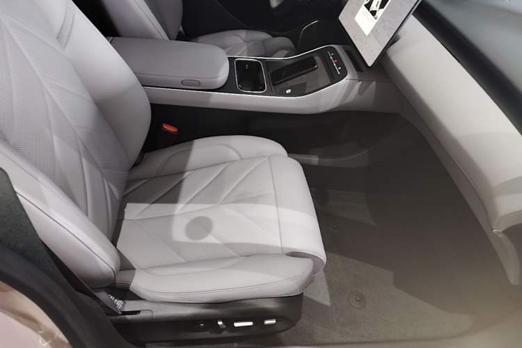 Used Nio ET5T 2025 75 kWh Touring Right Front Seat