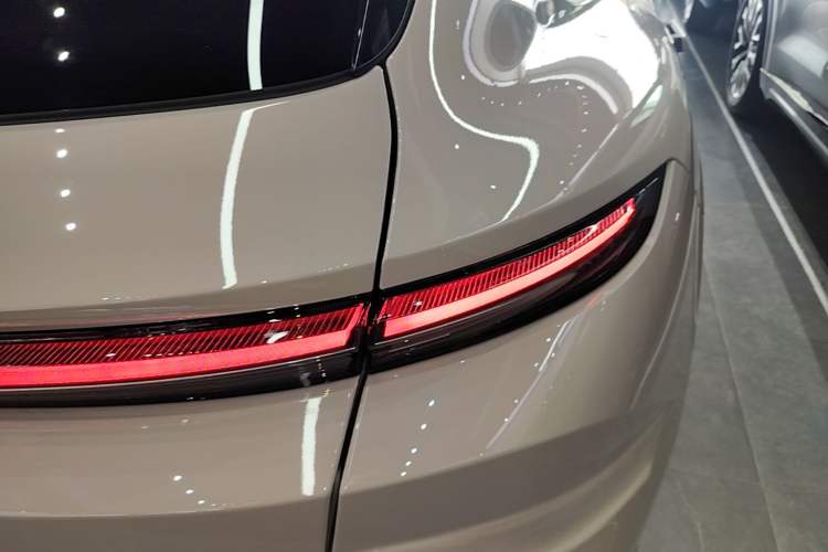 Used Nio ET5T 2025 75 kWh Touring Right Rear Taillight