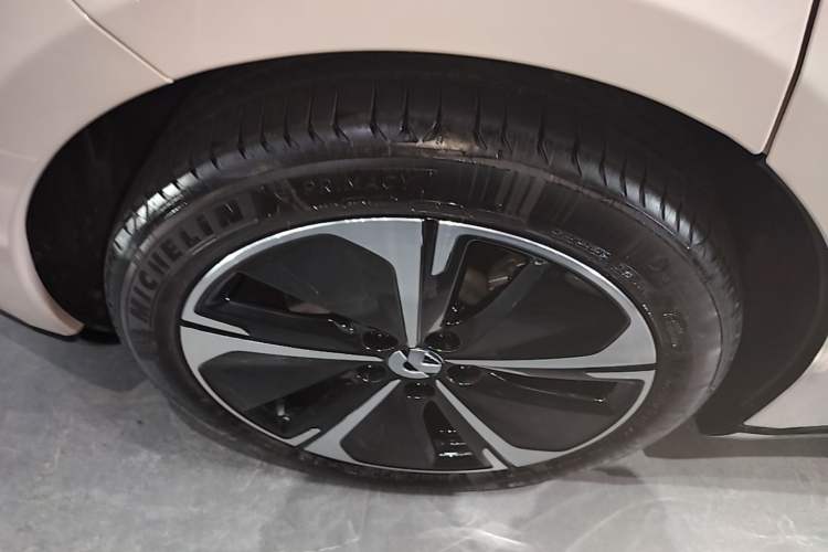 Used Nio ET5T 2025 75 kWh Touring Right Rear Wheel Hub