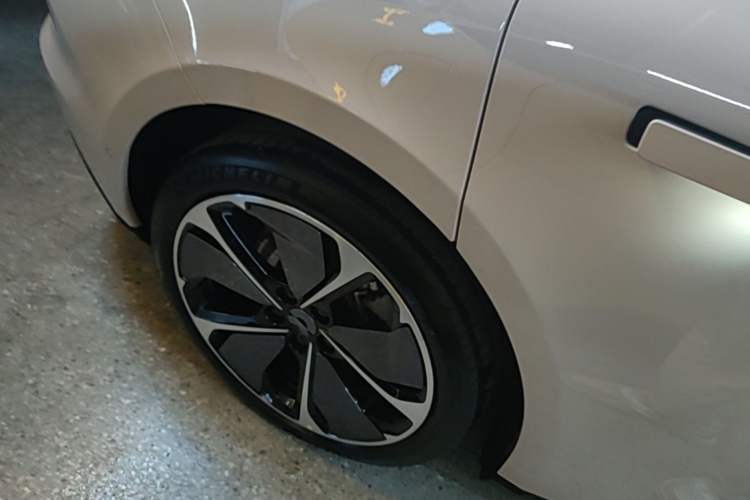Used Nio ET5T 2025 75 kWh Touring Right Rear Wheel Hub