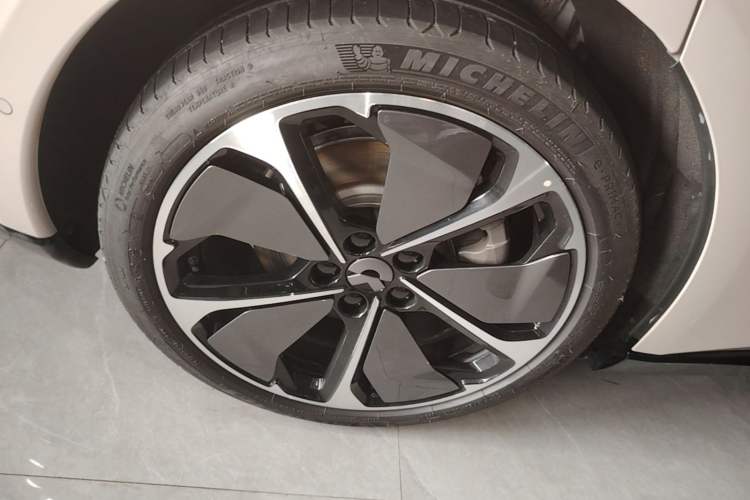 Used Nio ET5T 2025 75 kWh Touring Right Rear Wheel Hub
