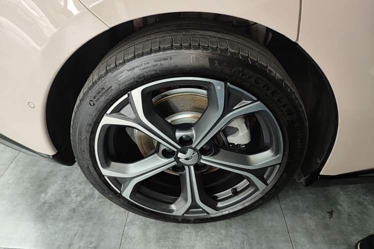 Used Nio ET5T 2025 75 kWh Touring Right Rear Wheel Hub