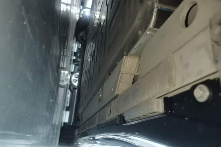 Used Nio ET5T 2025 75 kWh Touring Right Side Sill