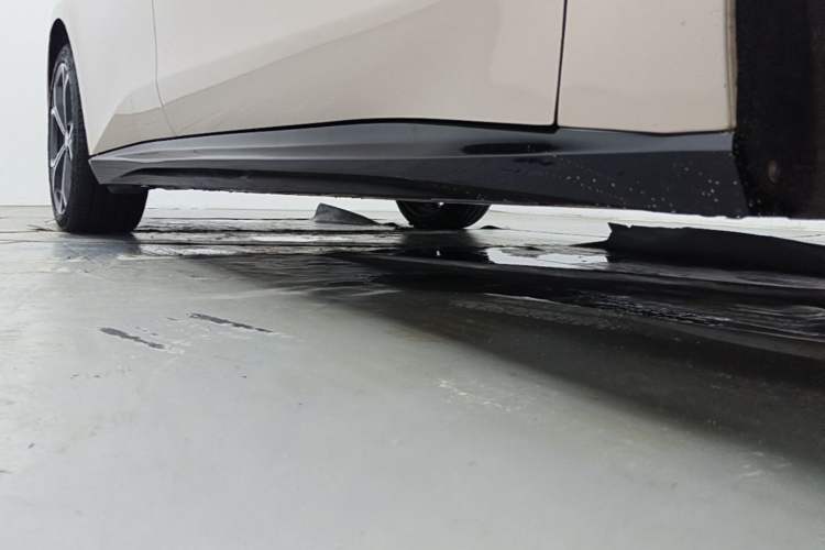 Used Nio ET5T 2025 75 kWh Touring Right Side Sill