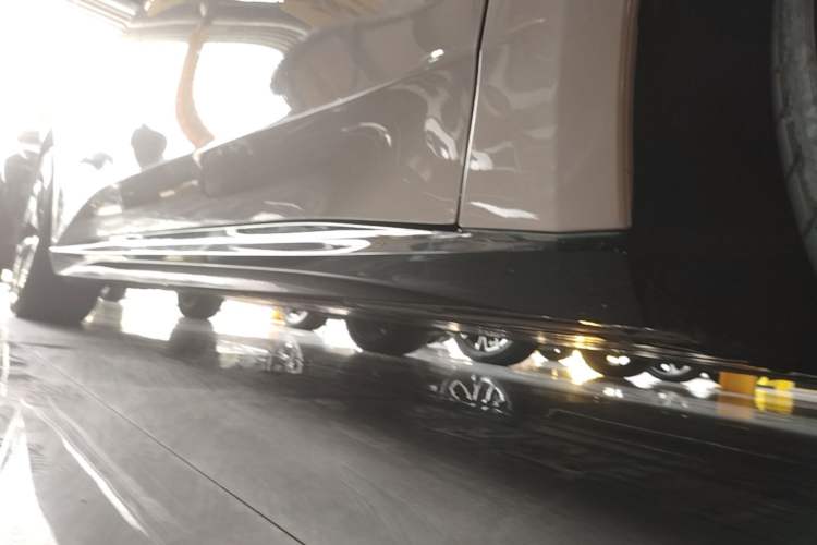 Used Nio ET5T 2025 75 kWh Touring Right Side Sill