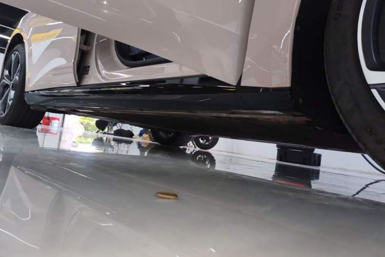 Used Nio ET5T 2025 75 kWh Touring Right Side Sill