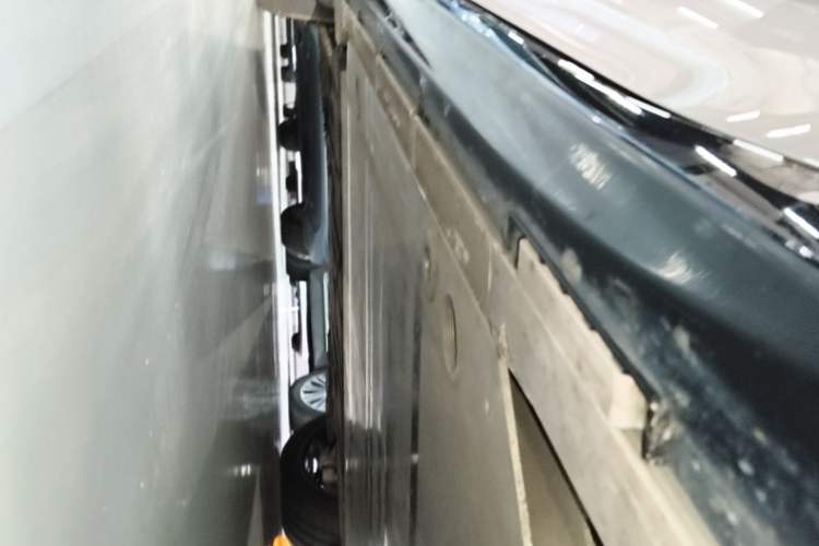 Used Nio ET5T 2025 75 kWh Touring Right Side Sill