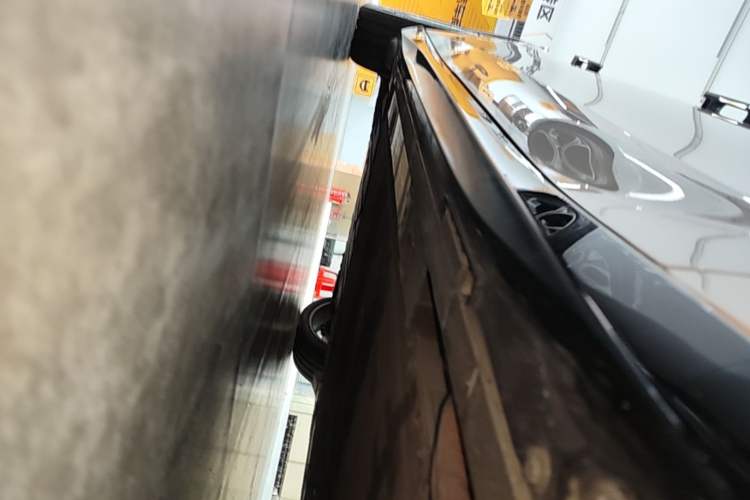 Used Nio ET5T 2025 75 kWh Touring Right Side Sill