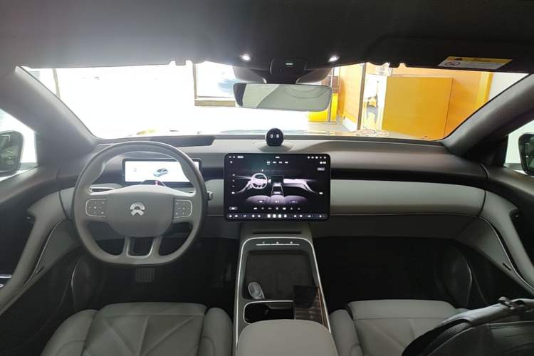 Used Nio ET5T 2025 Model Champion Commemorative Edition, 75kWh Touring Center Console