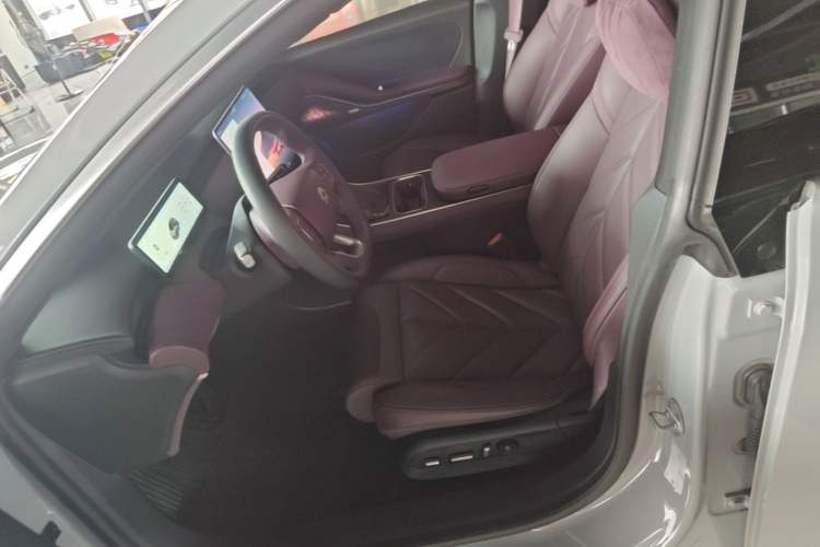 Used Nio ET5T 2025 75 kWh Touring Left Front Seat