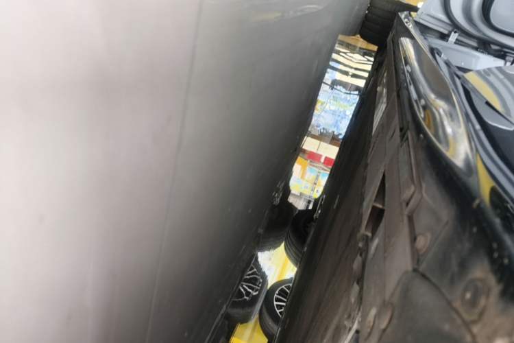 Used Nio ET5T 2025 75 kWh Touring Left Side Sill