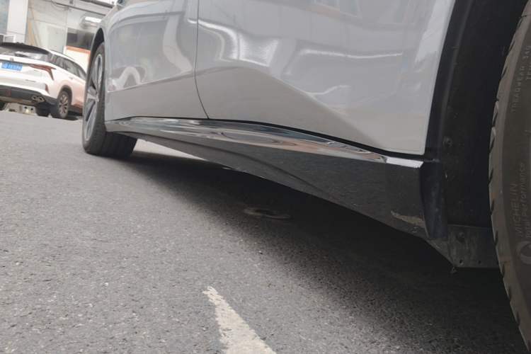 Used Nio ET5T 2025 75 kWh Touring Left Side Sill