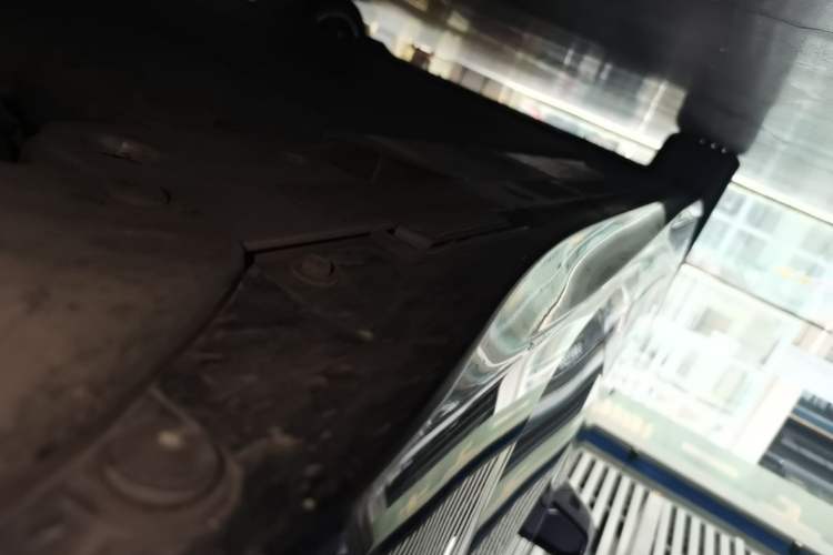 Used Nio ET5T 2025 75 kWh Touring Left Side Sill